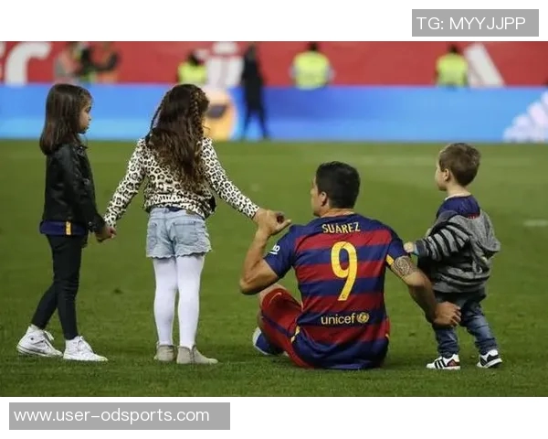 苏亚雷斯分享温馨圣诞合照女儿成焦点祝大家节日快乐